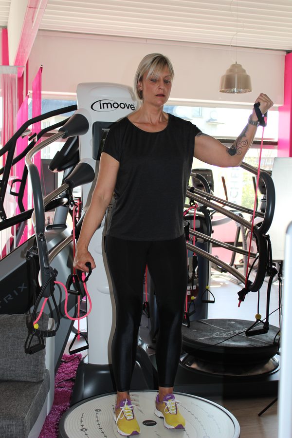 Melanie beim Training gegen Rückenschmerzen auf dem imoove in Sinzheim in der Nähe von Baden-Baden und Bühl